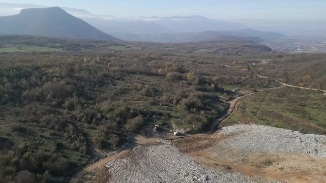 Desde el aire se ve el vertedero de Bihać en Bosnia junto al bosque del Parque Nacional Una.