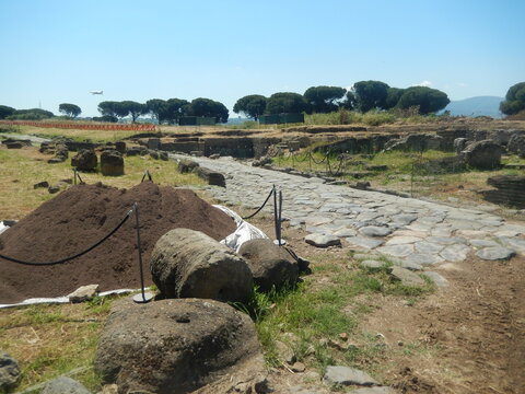 Gabbi, strutture romane, basolato. Aereo in decollo