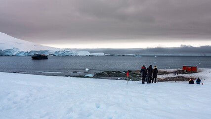 The Antarctic Peninsula is the dream destinations of countless explorers and nature lovers. The whiteness of the ice fields and the blueness of the ocean are breathtakingly beautiful.
