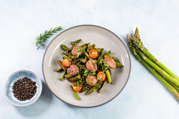 Green asparagus with Salsiccia