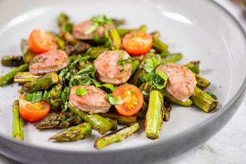 Green asparagus with Salsiccia