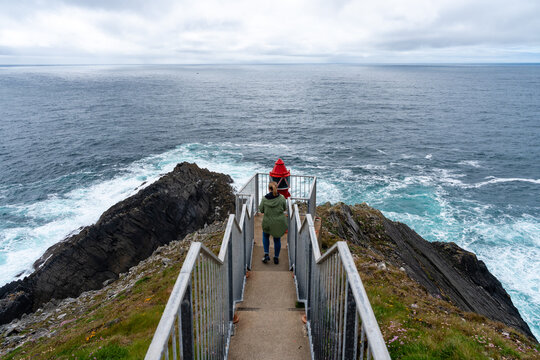 Fraun mit blonden Haaren Jeans und Jacke am Mizen Head Am Rande Europas &ndash; Blick &uuml;ber den Atlantik