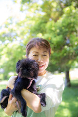 ペットの犬を抱く日本人の女性