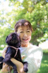 ペットの犬を抱く日本人の女性