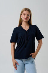 Obraz premium Girl model in casual clothes on a gray background posing in the studio.