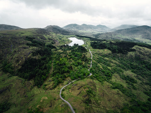 Luftaufnahme des Killarney Nationalparks mit See und Berglandschaft