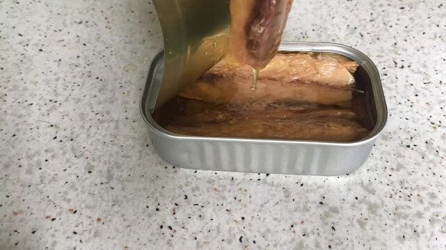 Abrir lata de conserva caballas pescado sardinas enlatadas 