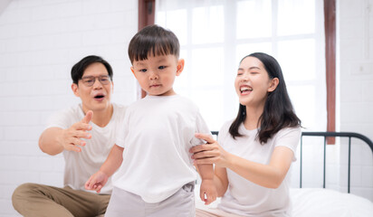 Before putting the kids to bed, parents, and kid unwind and play in the bedroom