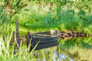 Paysage du parc naturel r&eacute;gional de Bri&egrave;re, lieu touristique incontournable pr&egrave;s de Saint-Nazaire en France. Une barque est amarr&eacute;e sur la berge. Calme et paisible.