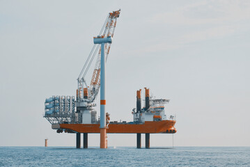 DP3 Self-Propelled Jack-Up Installation Vessel Mounting Blades On Offshore Wind Turbine, Wind Farm...