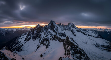 Obraz premium Majestic Snowy Peaks Radiating A Golden Glow In High Mountain Landscape