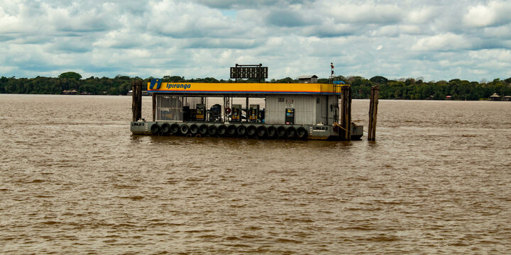 Fuel station of the Ypiranga gas station chain, for refueling boats on the Guam&aacute; River, city of Bel&eacute;m, capital of the state of Par&aacute;, northern region of Brazil