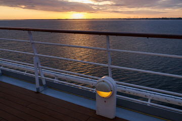 Sonnenuntergang auf der Elbe