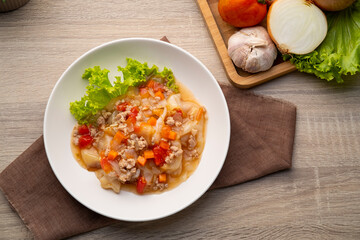 Flat noodle with minced pork in thick Gravy Sauce (Rad-Na Moo sub)