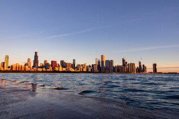 Naklejka premium Chicago skyline with water