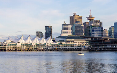 Obraz premium Scenic Waterfront View of Downtown Vancouver and Historic Landmarks