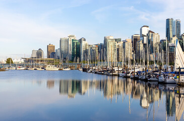Naklejka premium Scenic Marina View with Downtown Vancouver Skyline and Stanley Park