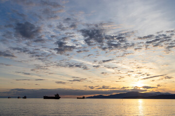 Naklejka premium Tranquil Ocean Sunset with Ships Near Stanley Park in Vancouver, BC