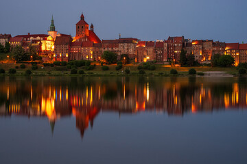 Piękny wieczorny krajobraz miejski. Grudziądz, Polska, miasto nad rzeką. 