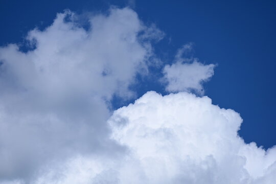  Beautiful blue sky and white clouds