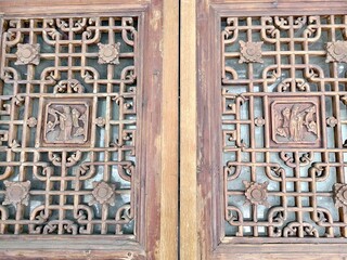 木枠の扉。彫刻。台湾の昔の図案。アンティークで古びたイメージ。