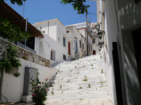 Fototapeta narrow street in the old town on Halki, Naxos
