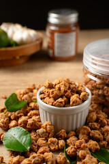 Peanuts wrapped in flour, eggs and spices, which are fried, have a textured shape, with a crunchy, crunchy and savory taste. usually called 