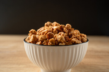 Peanuts wrapped in flour, eggs and spices, which are fried, have a textured shape, with a crunchy, crunchy and savory taste. usually called 