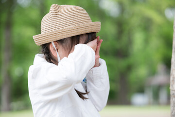 迷子で泣く女の子やだるまさんがころんだ～などで遊ぶ子供