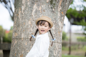 だるまさんがころんだ～屋外で遊んで振り返る女の子　カメラ目線