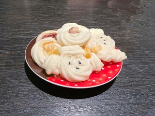 赤い皿に盛られた可愛いクッキー