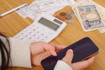 家計簿アプリでお金を管理する手元