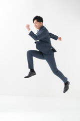 男性　ビジネス　ジャンプ