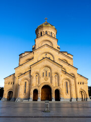 Obraz premium Holy Trinity Cathedral. Vertical scene of Tsminda Sameba, main cathedral of the Georgian Orthodox church, beautiful architecture building, famous tourist attraction in Tbilisi, Georgia.