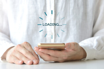 スマホのローディング画面が終わらずに困る人物のイメージ画像