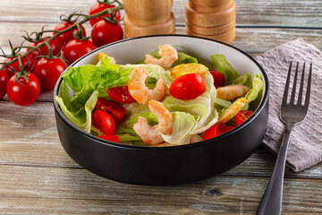 Caesar salad with prawn and romano