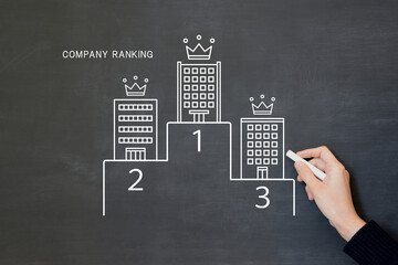 会社や企業のランキングを黒板に描く男性