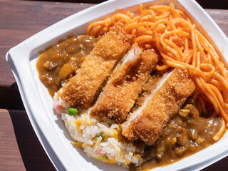 おかずてんこ盛りのお弁当。チャーハン、カレー、とんかつ、ナポリタン。