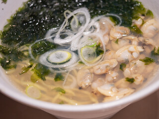 塩ラーメン。海苔とアサリをたくさんトッピングした塩味のらーめん。