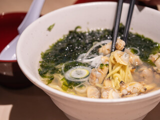 塩ラーメン。海苔とアサリをたくさんトッピングした塩味のらーめん。