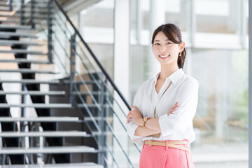 腕組みをするビジネスウーマン。