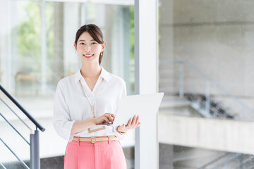 オフィスで働く若い女性。