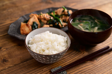 一汁一菜　鶏もも肉とほうれん草の甘辛炒め