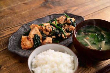 一汁一菜　鶏もも肉とほうれん草の甘辛炒め