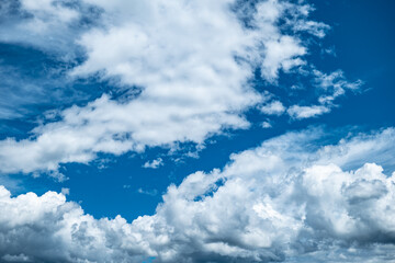 Fototapeta premium A panoramic photo of the blue sky with white clouds on a clear day.