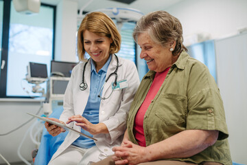 Geriatrician talking about test results with senior patient during check-up.