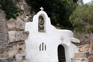 chapelle sur le lac Voulismeni à Agios Nikolaos en Crète