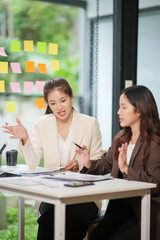 Obraz premium Two Asian businesswomen have a meeting in the office.