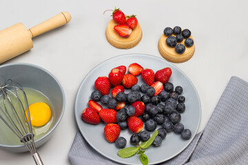 Blueberries and blueberries on gray plate.