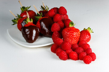 Lush Chocolate-Dipped Strawberries & Fresh Raspberries – Gourmet Dessert Macro
